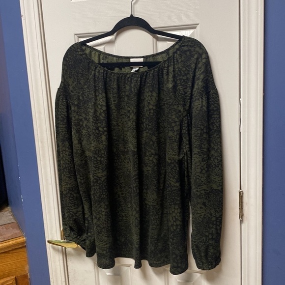 Ava & Viv 2X Green Top with Black Floral Design, Long Sleeved - Picture 2 of 8